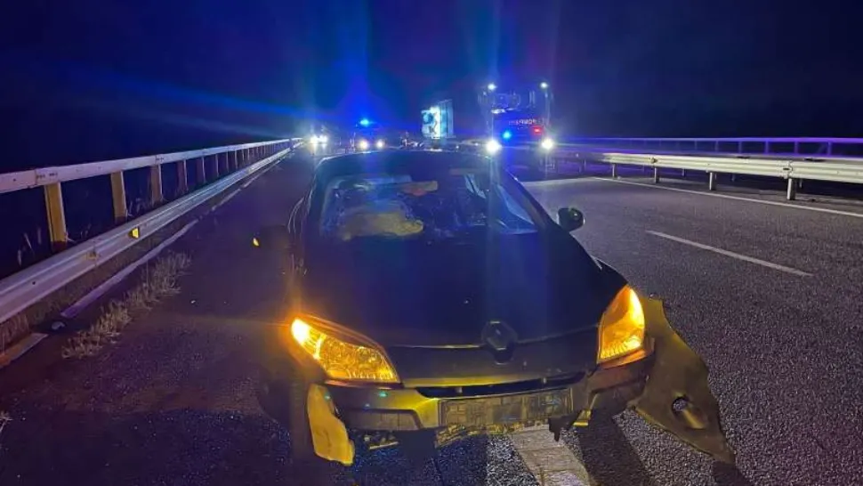 Accident pe A3: O vacă a fost lovită de două maşini! Una dintre ele s-a răsturnat