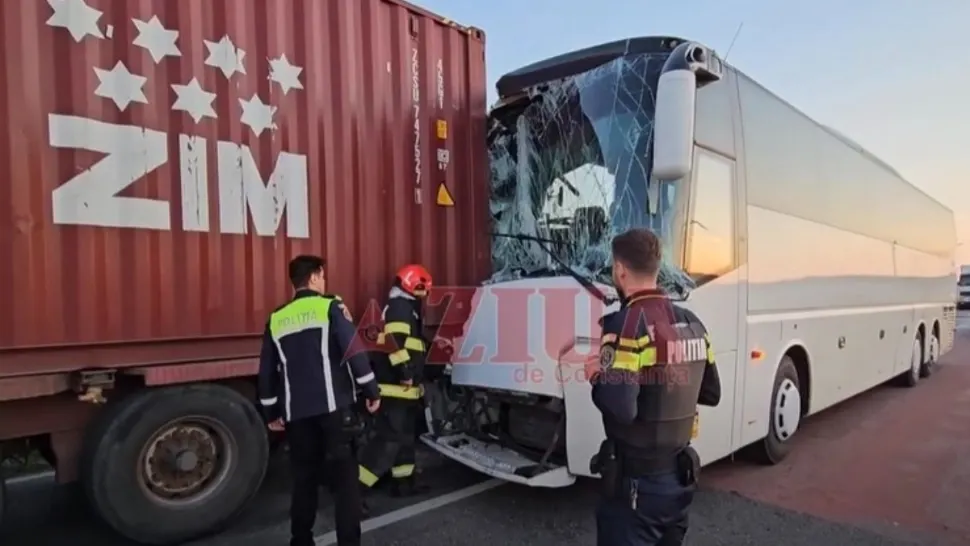 Accident grav, în Constanța: autobuz plin cu pasageri, impact violent cu un TIR - 15 victime, între care 13 copii