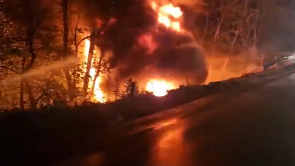 Panică pe șosea după ce un camion s-a răsturnat și a luat foc pe DN7, în județul Argeș. Imagini apocaliptice/ Captură video
