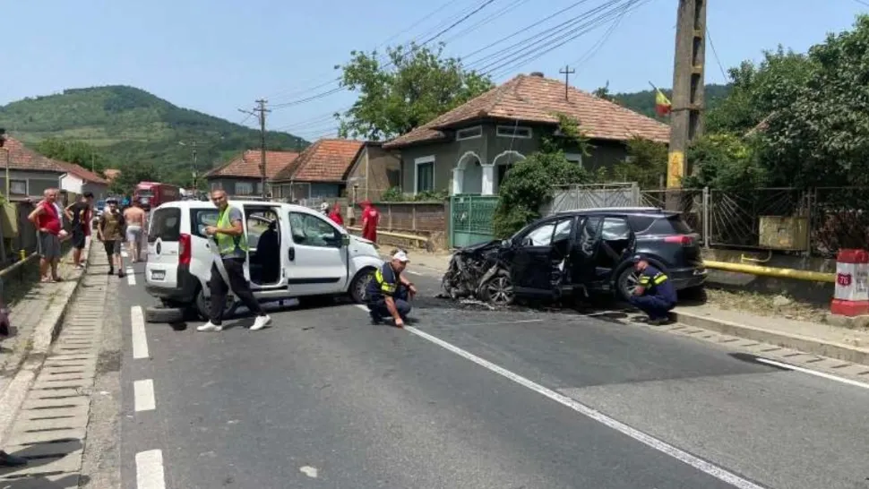 Accident grav, în Hunedoara: impact devastator între două mașini, 8 persoane implicate. Planul roșu a fost activat