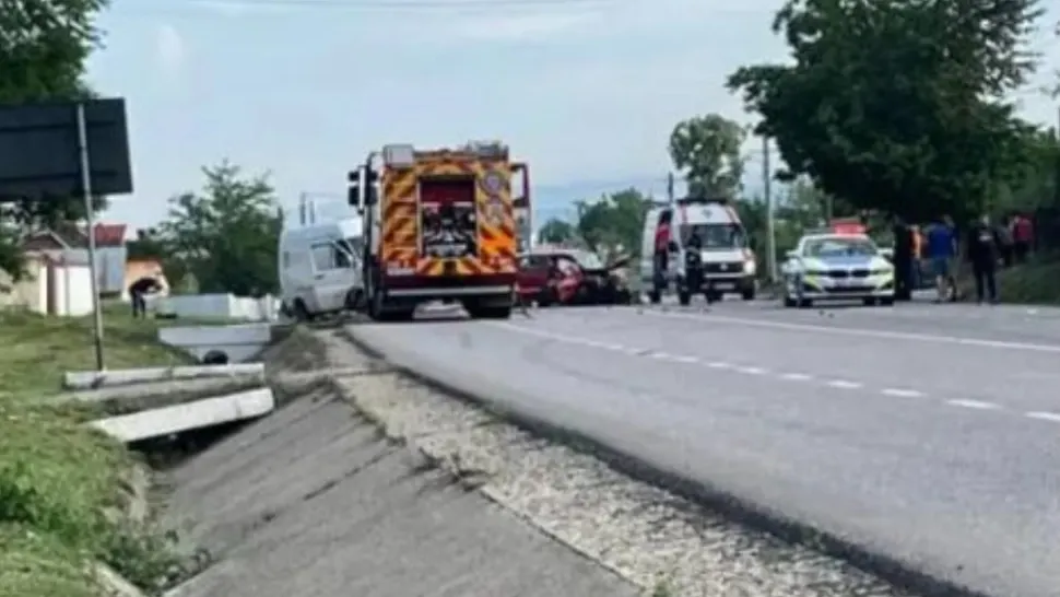 Accident grav, pe Valea Seacă, jud. Bacău: un mort și 4 răniți, după impactul violent între două dubițe și o mașină - FOTO