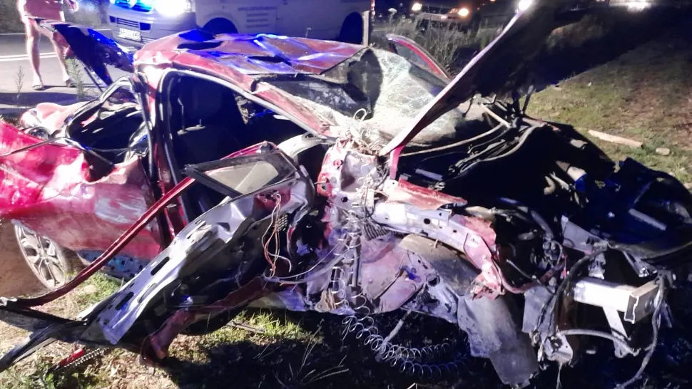 Autoturism transformat în fiare vechi în urma unui grav accident în Arad