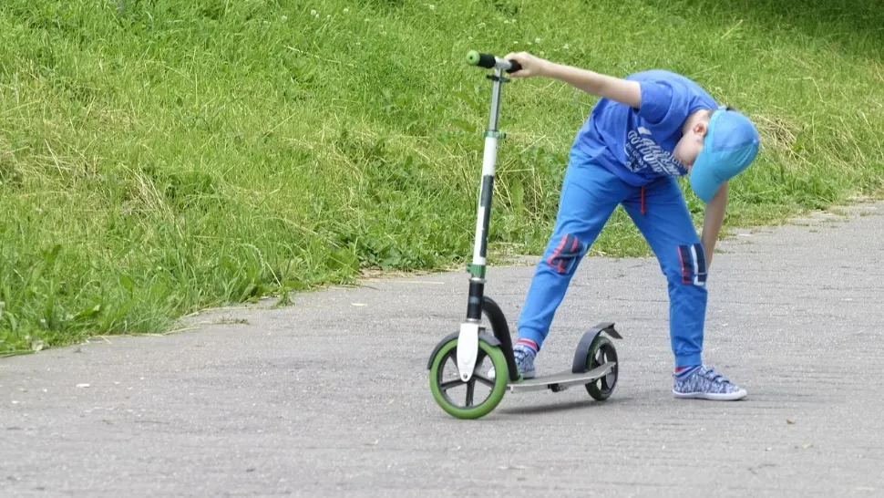 Adolescent, de 16 ani, cercetat penal după ce a lovit o copilă de 6 ani cu trotineta electrică. Băiatul a fugit la locul accidentului