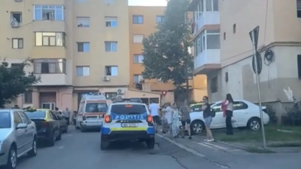 Accident stupid: o femeie a murit a murit în parcare după ce prietena ei a dat cu spatele. Șoferița a confundat pedalele - VIDEO