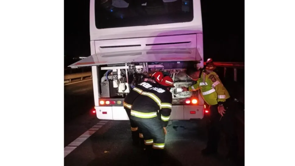 Clipe de groază într-un autocar în care se aflau zeci de copii. A luat foc pe autostradă, între Alba Iulia și Sebeș - FOTO