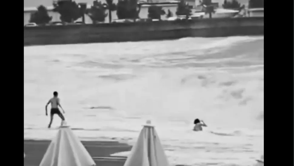 Momentul în care o tânără își pierde viața în valurile Mării Negre. Foto: X