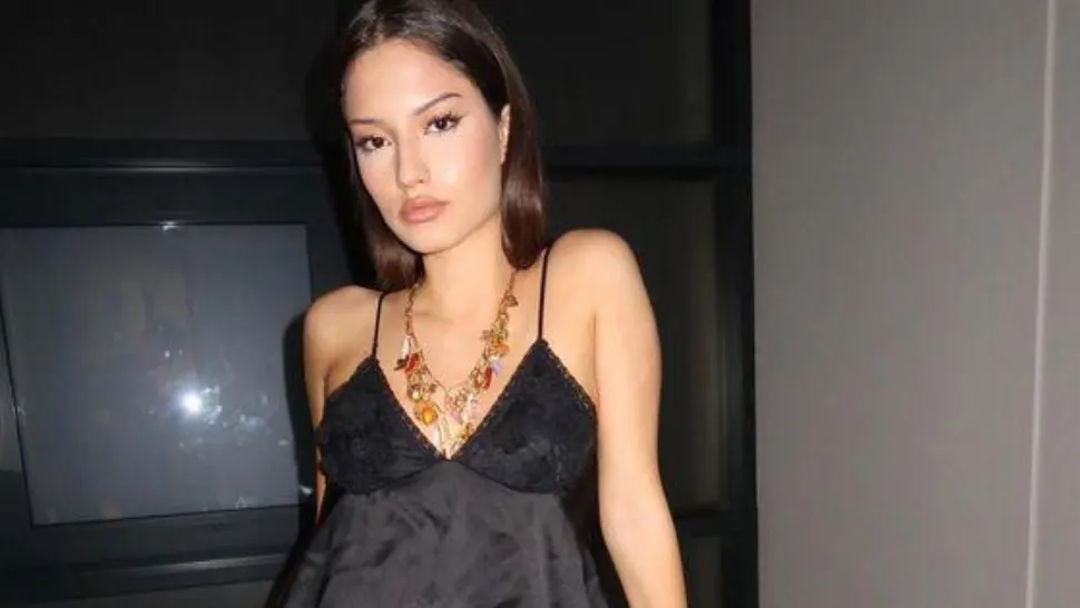 O recunoști? Este fiica unui celebru prezentator din România. Jasmine, apariție sexy, în costum de baie