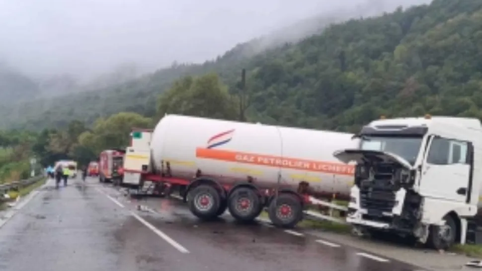 Cisternă cu apă răsturnată pe DN 1: Șoferul este grav rănit și rămas încarcerat