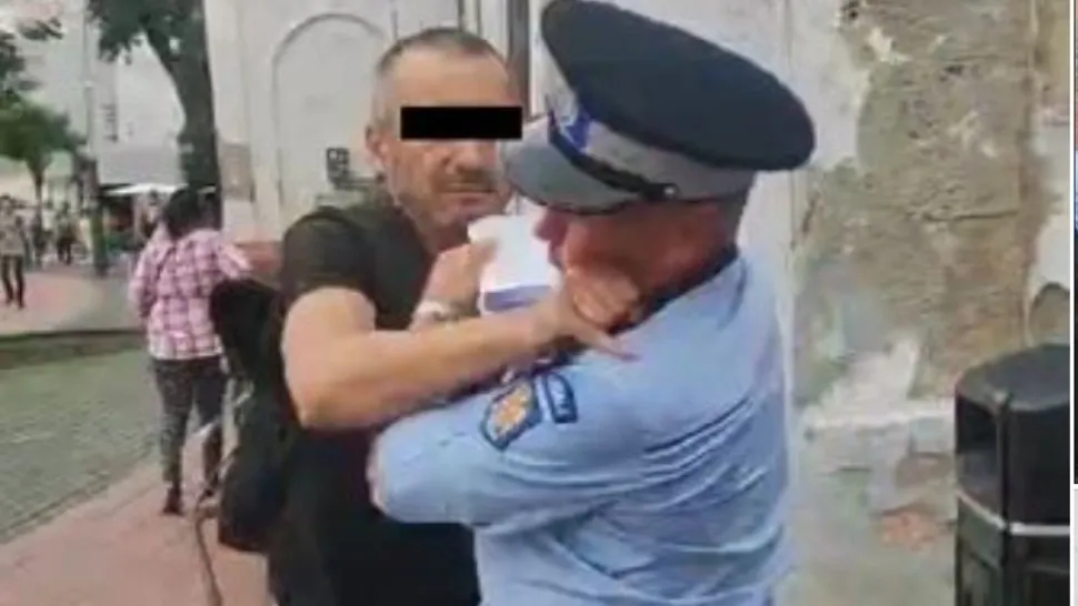 Individul a recționat violent după ce i s-a cerut să se legitimeze. Foto/Captură video
