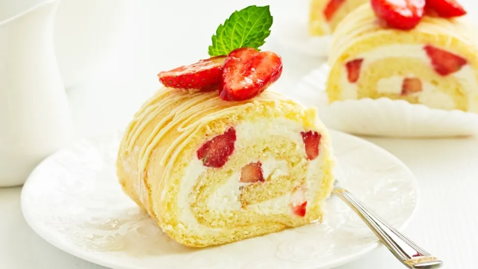 Ruladă cu căpșuni și cremă de mascarpone cu frișcă. Rețeta perfectă pentru ocazii speciale