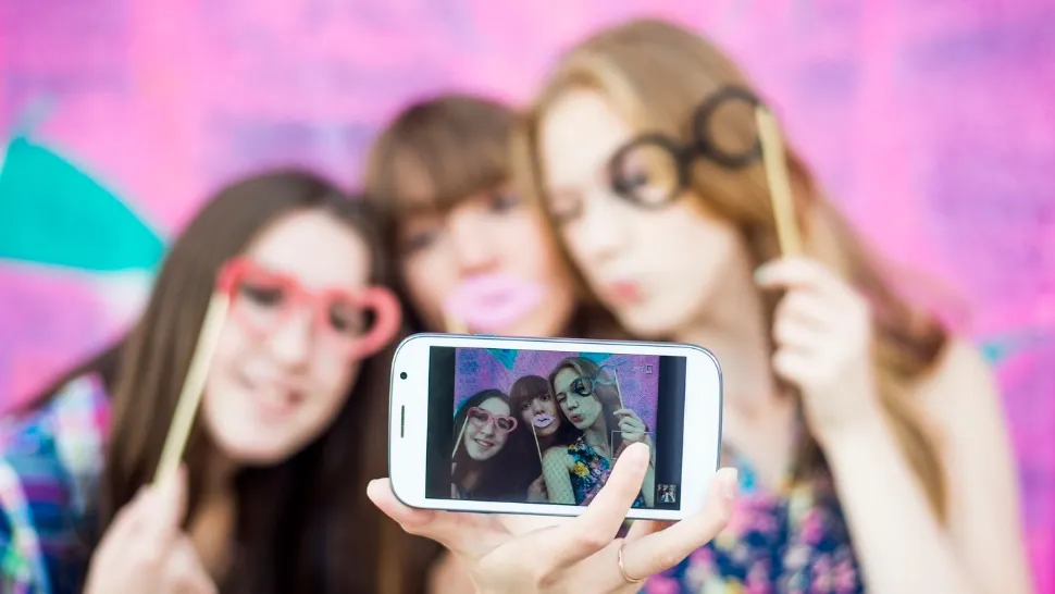 Fake friends! Zodiile de care să te ferești: În față îți zâmbesc, dar pe la spate îți judecă fiecare gest/Profimedia