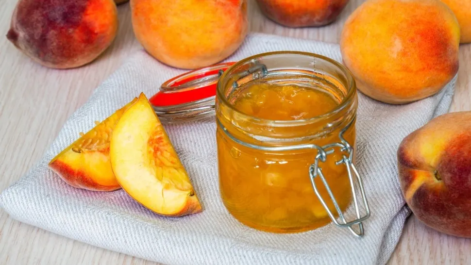 Rețete din cămara bunicii. Cum prepari cel mai bun gem de piersici: ce trebuie să pui ca să iasă delicios/Profimedia