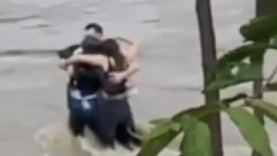 Greșeala fatidică făcută de cei 3 tineri români luați de ape în Italia. A fost la propriu "ceasul rău" - FOTO GALERIE