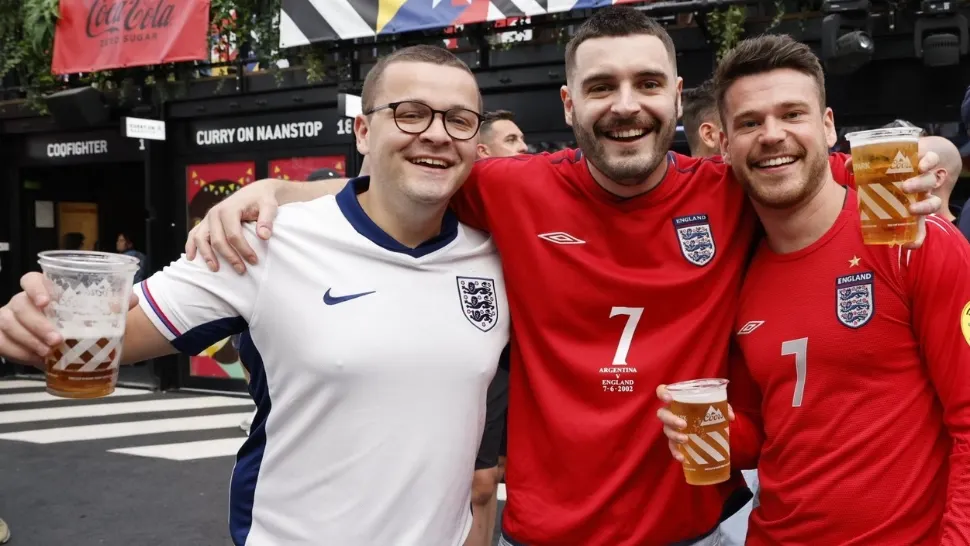 Scandal pe BERE la Campionatul European. Englezii îi acuză pe nemți că-i fură la halbă