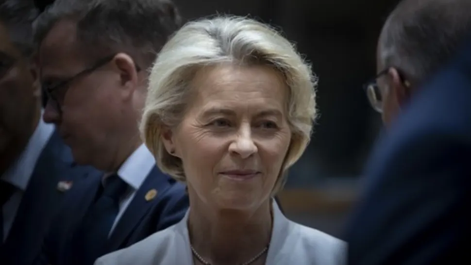 Un militant anti-Covid încearcă să blocheze în instanţă realegerea Ursulei Von der Leyen la șefia Comisiei Europene. Foto: Profimedia