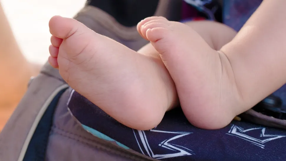 Mama care și-a aruncat copiii pe geam după o ceartă cu soțul riscă ÎNCHISOARE pe viață