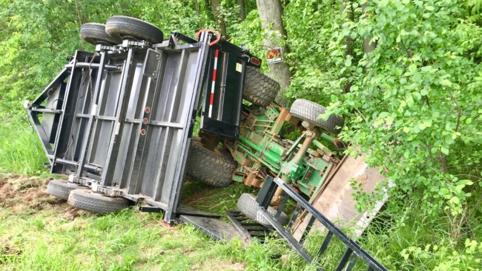 Tractorul sub care romanul si-a gasit sfarsitul, in ciuda eforturilor cainilor sai de a-l salva. Foto: Torino Cronaca