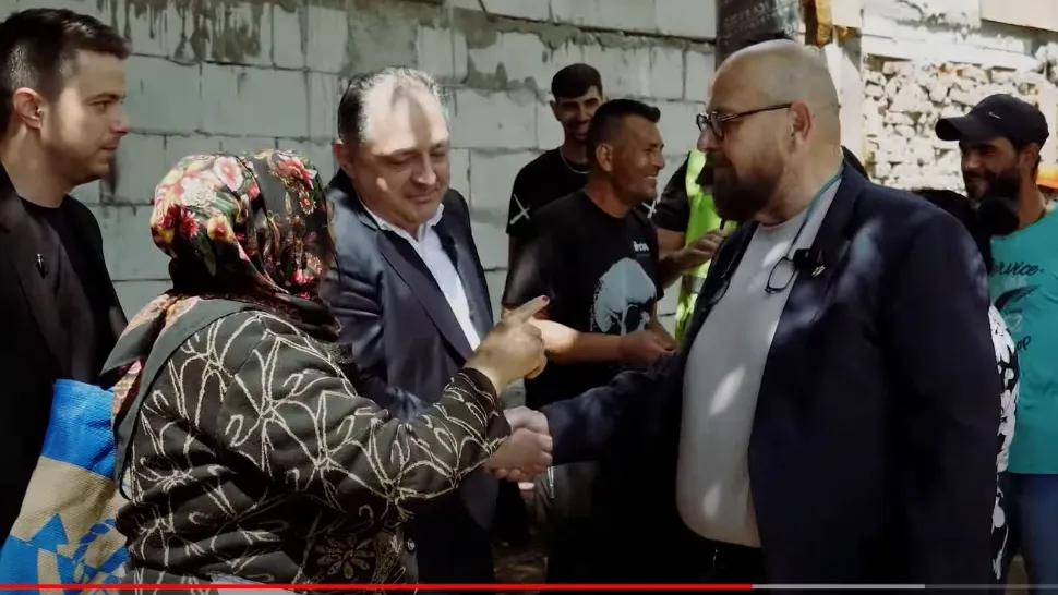 Momentul în care cei doi lasă armele politice și își dau mâna.