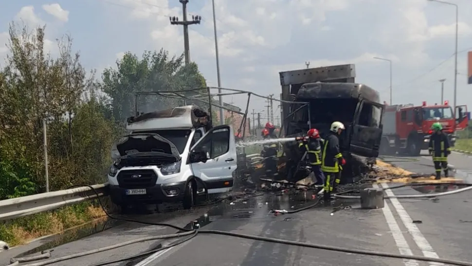 Incendiu masiv la granița României după impactul violent între 3 TIR-uri. Autoritățile au intervenit de urgență