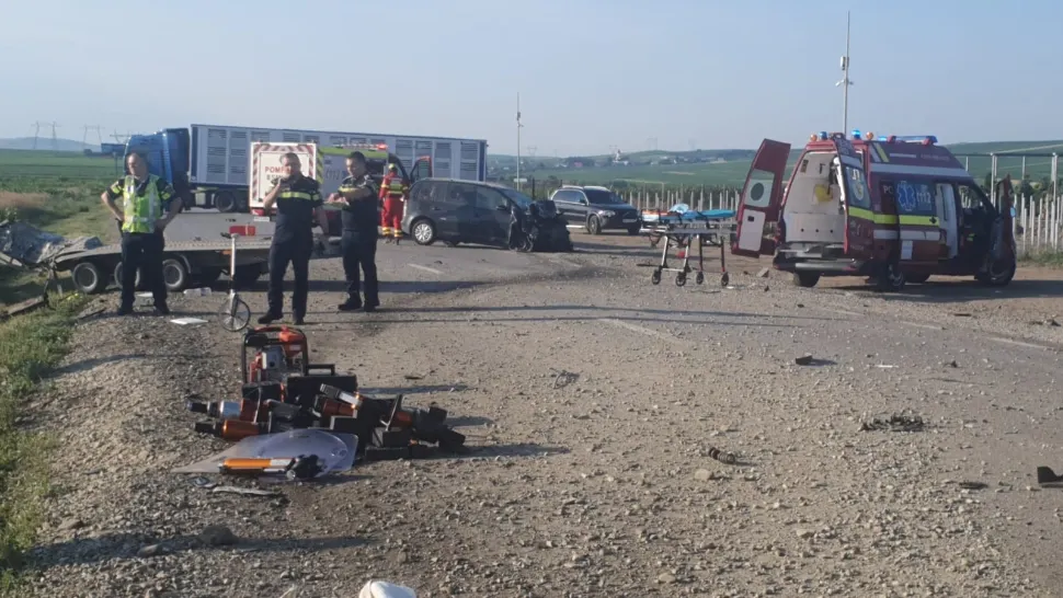 Accident grav, în județul Suceava: 5 morți, între care doi copii, după un impact violent cu o autocisternă încărcată cu ciment - FOTO