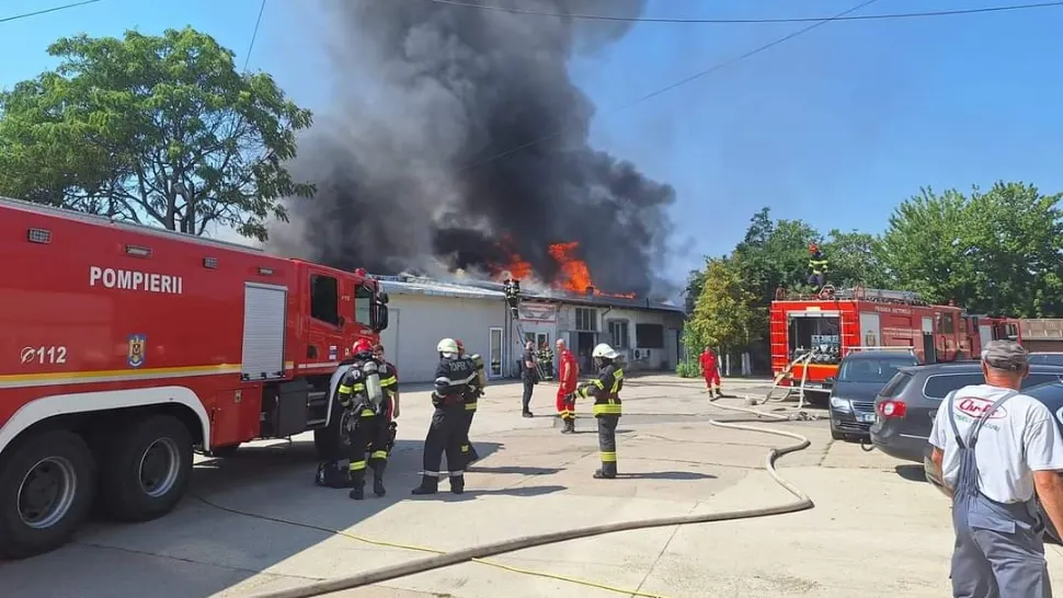 Incendiu violent, cu flacără puternică și degajări mari de fum, la un service auto din București: două persoane intoxicate - FOTO