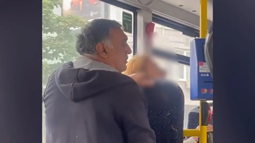Bărbat, căutat de polițiști după ce a făcut gesturi obscene într-un autobuz din Cluj /Captură video