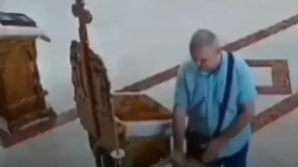 Bărbat, surpins la FURAT din cutia milei! Imagini halucinante / Captură video