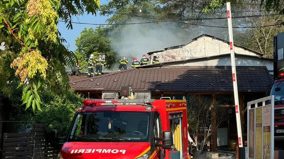 Incendiu de proporții în incinta unui complex sportiv din București. Intervenție masivă a pompierilor. S-a cerut suplimentarea efectivelor