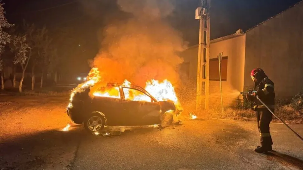 Accident șocant, în Bihor: 3 copii, cu vârste între 9 şi 15 ani, răniţi după ce au intrat cu maşina într-un stâlp. În urma impactului, mașina a luat foc!