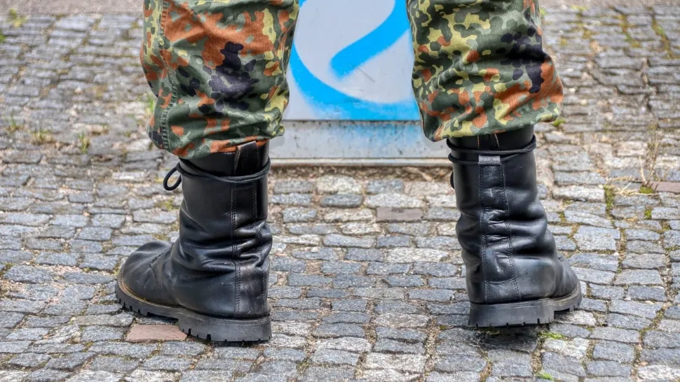 Un student a fost înjunghiat în gât de către un adolescent îmbrăcat în haine militare