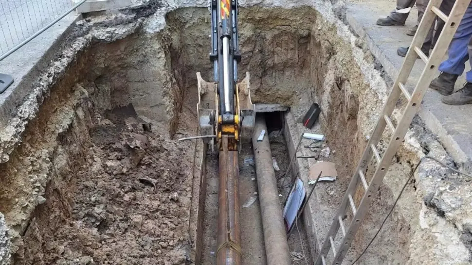 Un bucureștean a căzut într-o groapă unde se efectuează lucrări la reţeaua de termoficare.