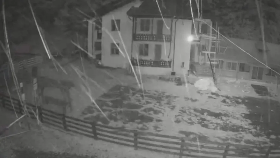 Surpriză meteorologică: Ne aflăm în plină vară, însă într-un loc din România a nins ca-n povești - VIDEO