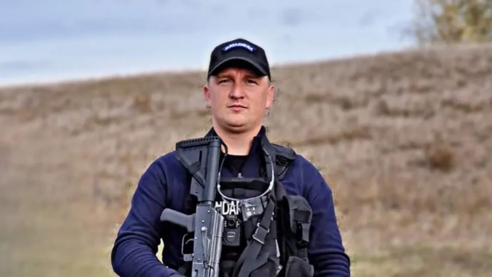 Romeo a devenit înger păzitor pentru un bebeluș: Jandarmul i-a salvat viața după ce s-a înecat cu lapte
