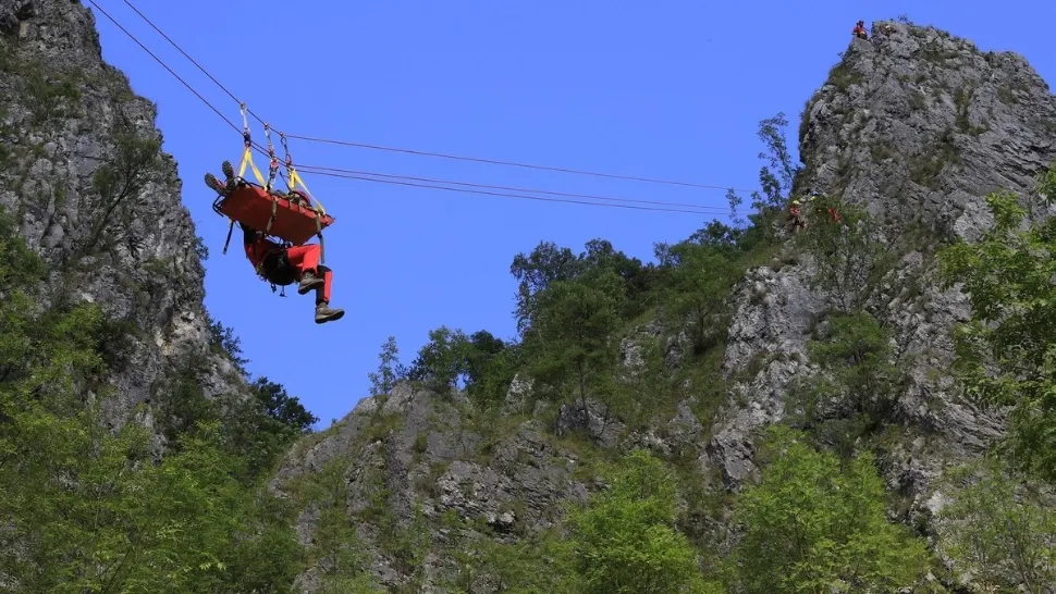 Accident cumplit în România! O mașină în care se aflau cinci oameni a căzut într-o prăpastie
