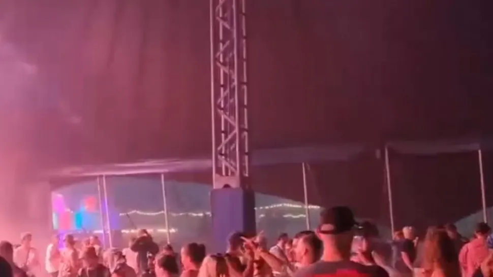 Cort prăbușit peste zeci de oameni la un festival. Mai multe victime au ajuns la spital