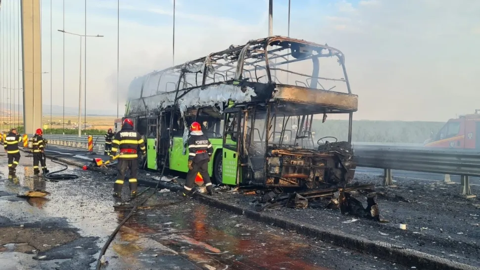 Un autocar plin cu ucraineni a ars ca o TORȚĂ, pe podul de la Brăila. Vehiculul a luat foc din mers - VIDEO/FOTO