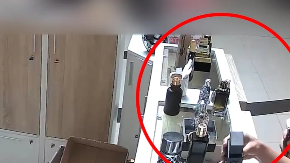 Momentul în care niște tineri fură parfumuri într-un mall