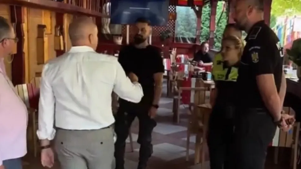 Polițiști - la terasă in timpul serviciului. Șeful lor a filmat totul live: „Absolut jenant!” - VIDEO
