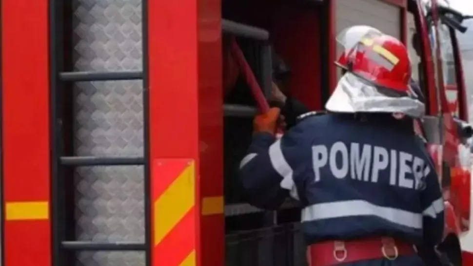 Acoperișul unui bloc din Toplița, cuprins de flăcări. Pompierii au intervenit cu două echipaje