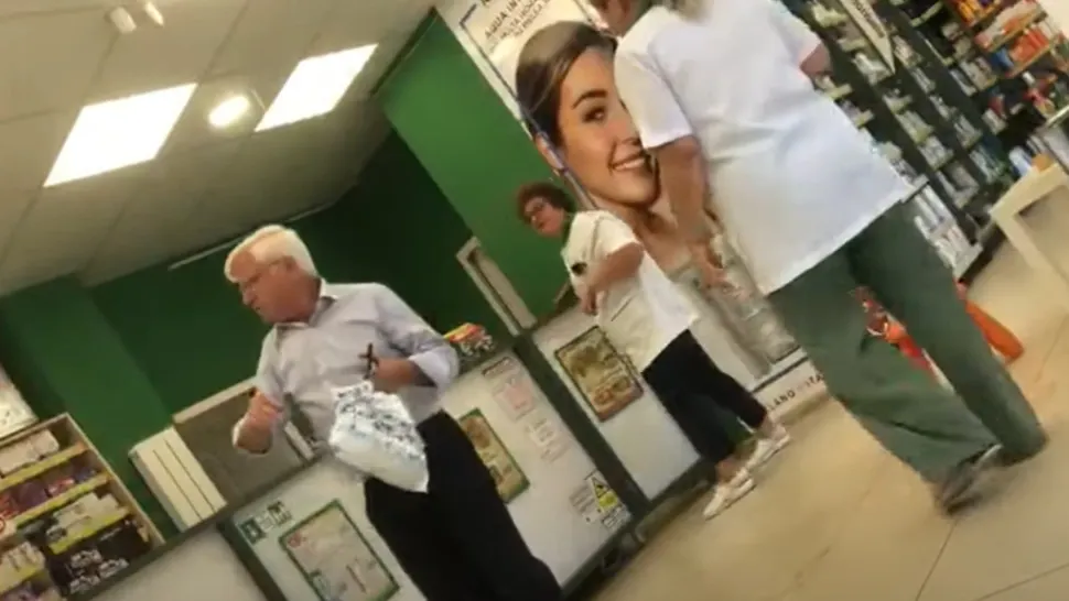 Imagini șocante, primarul din Roșiorii de Vede a lovit un tânăr într-o farmacie - VIDEO