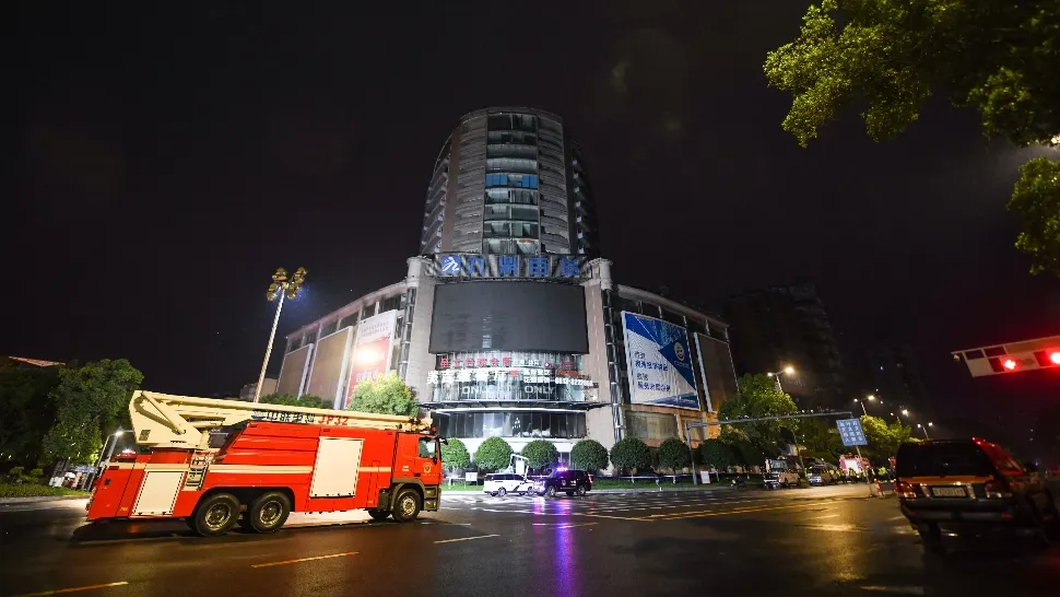 Incendiu devastator, la un centru comercial din China: cel puțin 16 morți - FOTO