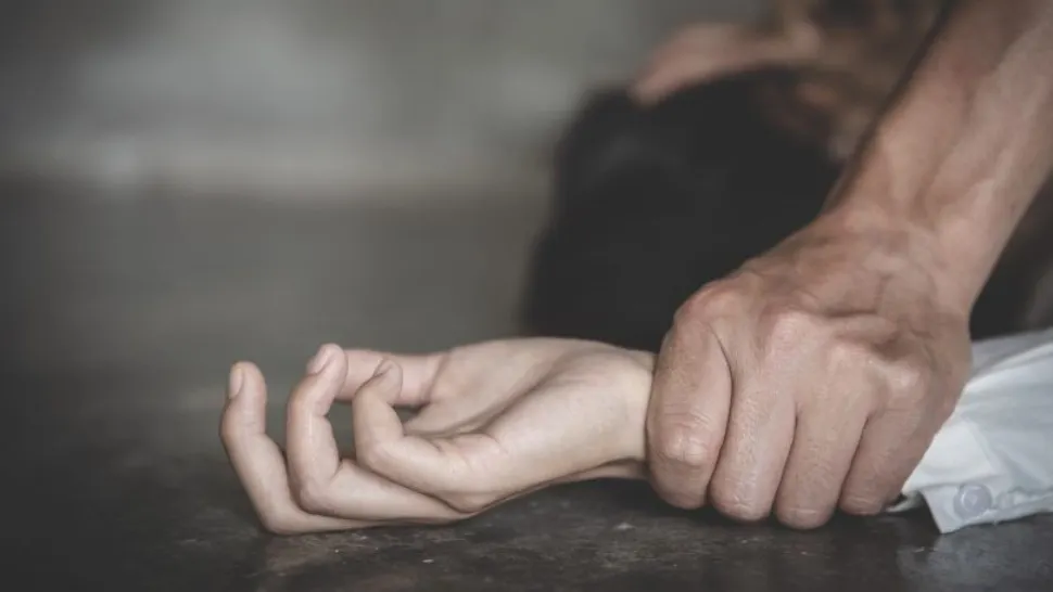 Profesorul este acuzat de viol și agresiune sexuală