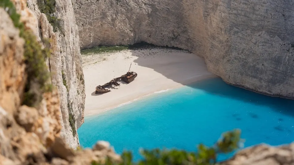 S-a aflat de ce mor turiștii străini pe capete. Ce se întâmplă, în Grecia, de fapt