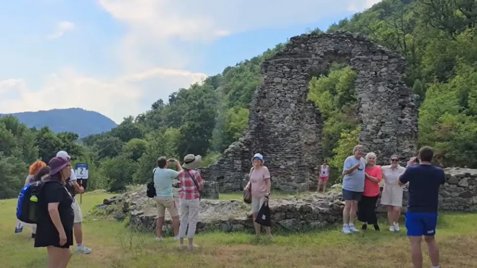 Peste 100 de turiști au ajuns să viziteze România din greșeală. Foto: Captură YouTube