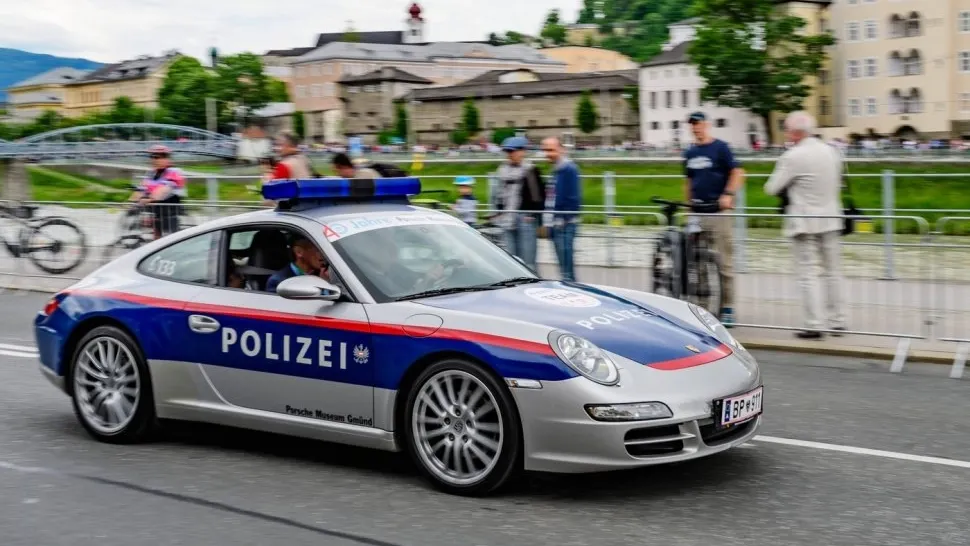 Șoferii care conduc cu mare viteză rămân fără mașini. Polițiștii le confiscă și le scot la licitație
