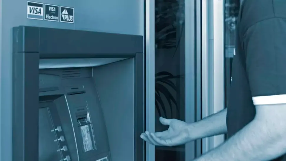 Când a apărut primul ATM bancar în România? Cum arătau primele aparate - FOTO