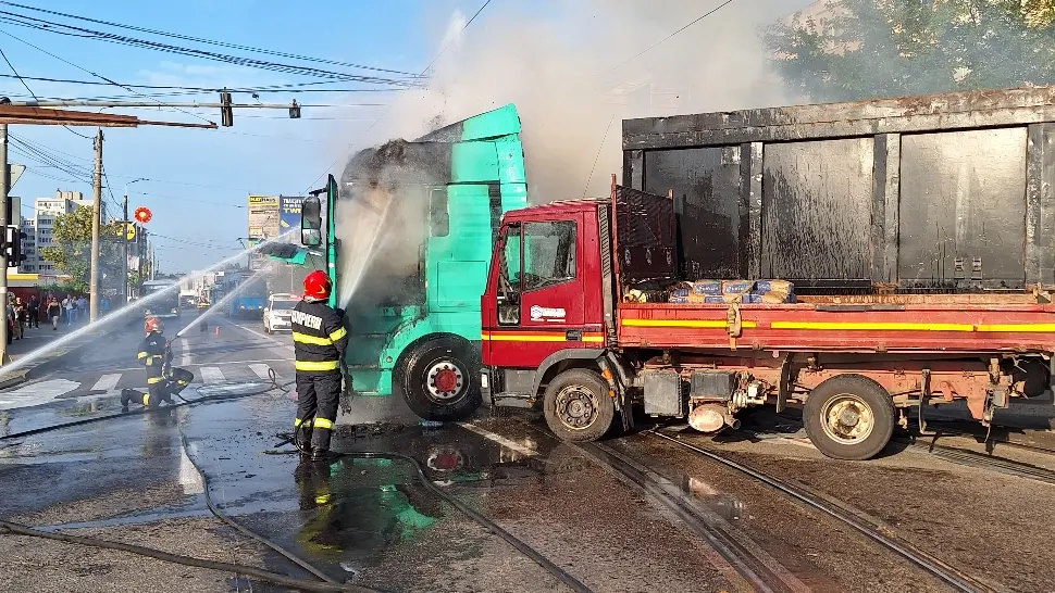 Accident grav la Iași! Un camion a luat foc în urma coliziunii cu două autoturisme. Imagini șocante - FOTO&VIDEO