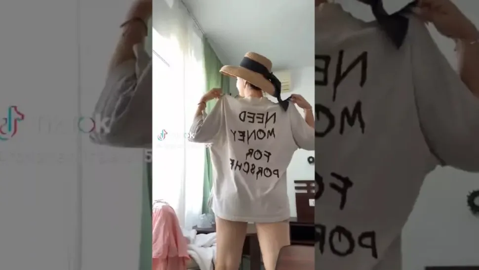 Videoclip incendiar cu purtătoarea de cuvânt a Prefecturii Iași. Îmbrăcată sumar, tânăra afișează un mesaj provocator - FOTO