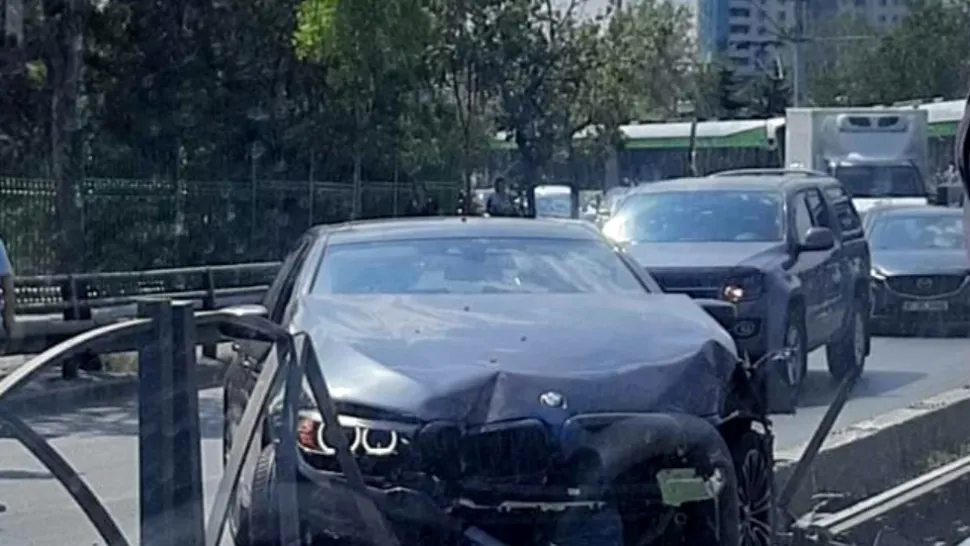 Accident pe linia 41. Circulaţia tramvaielor, blocată de șoferul beat al unui autoturism BMW, care a dărâmat parapetul