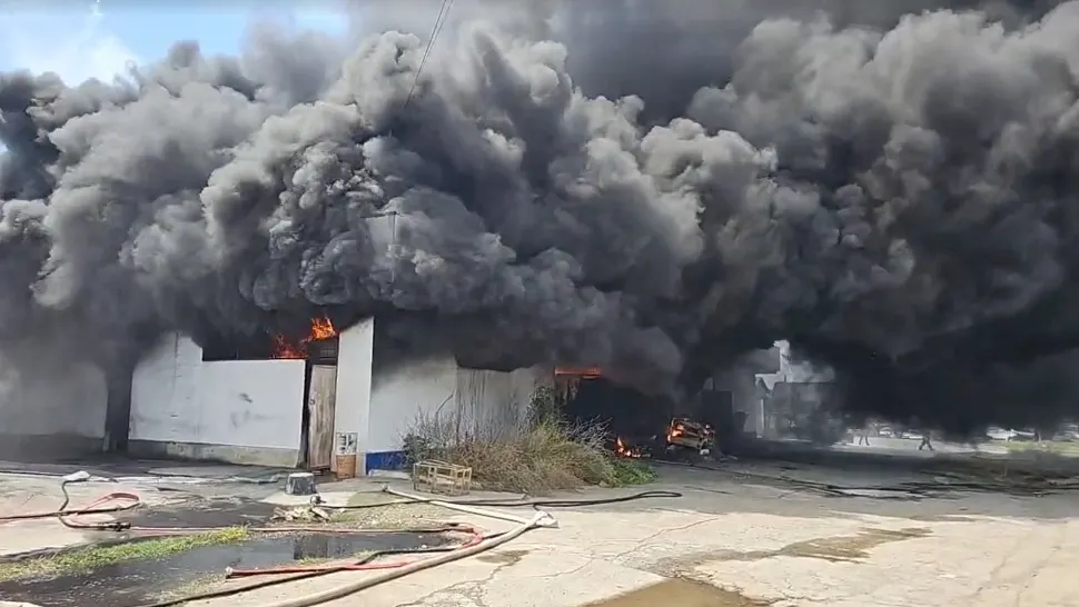 Incendiu de proporții la un depozit din Costinești! A fost emis mesaj RO-Alert - FOTO/VIDEO